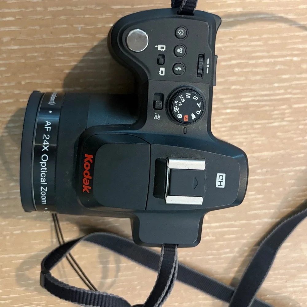 Kodak EasyShare Z980 12.0MP Digital Camera 24X Optical Zoom Wide Lens Bundle